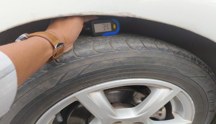 2014 Volkswagen Vento HIGHLINE DIESEL 1.6, Diesel, Manual, 1,99,990 km, tyre