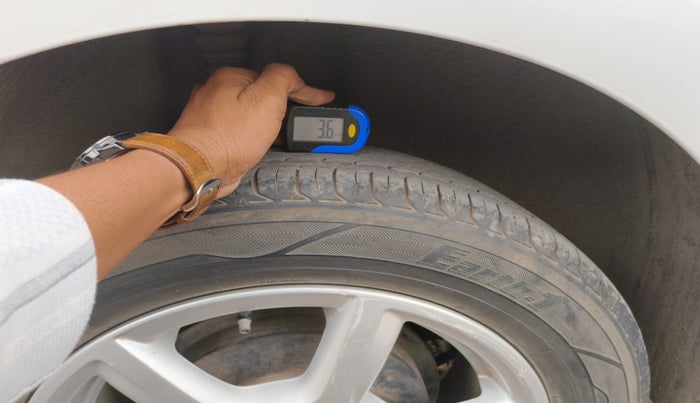 2014 Volkswagen Vento HIGHLINE DIESEL 1.6, Diesel, Manual, 1,99,990 km, tyre