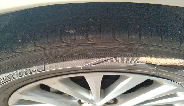 2015 Toyota Camry HYBRID, Hybrid, Automatic, 1,70,057 km, tyre