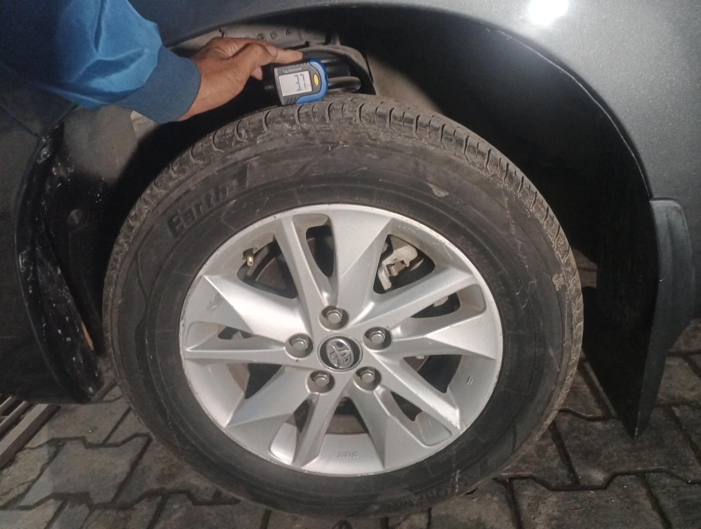 2016 Toyota Innova Crysta 2.4 GX 7 STR, Diesel, Manual, 3,04,202 km, tyre