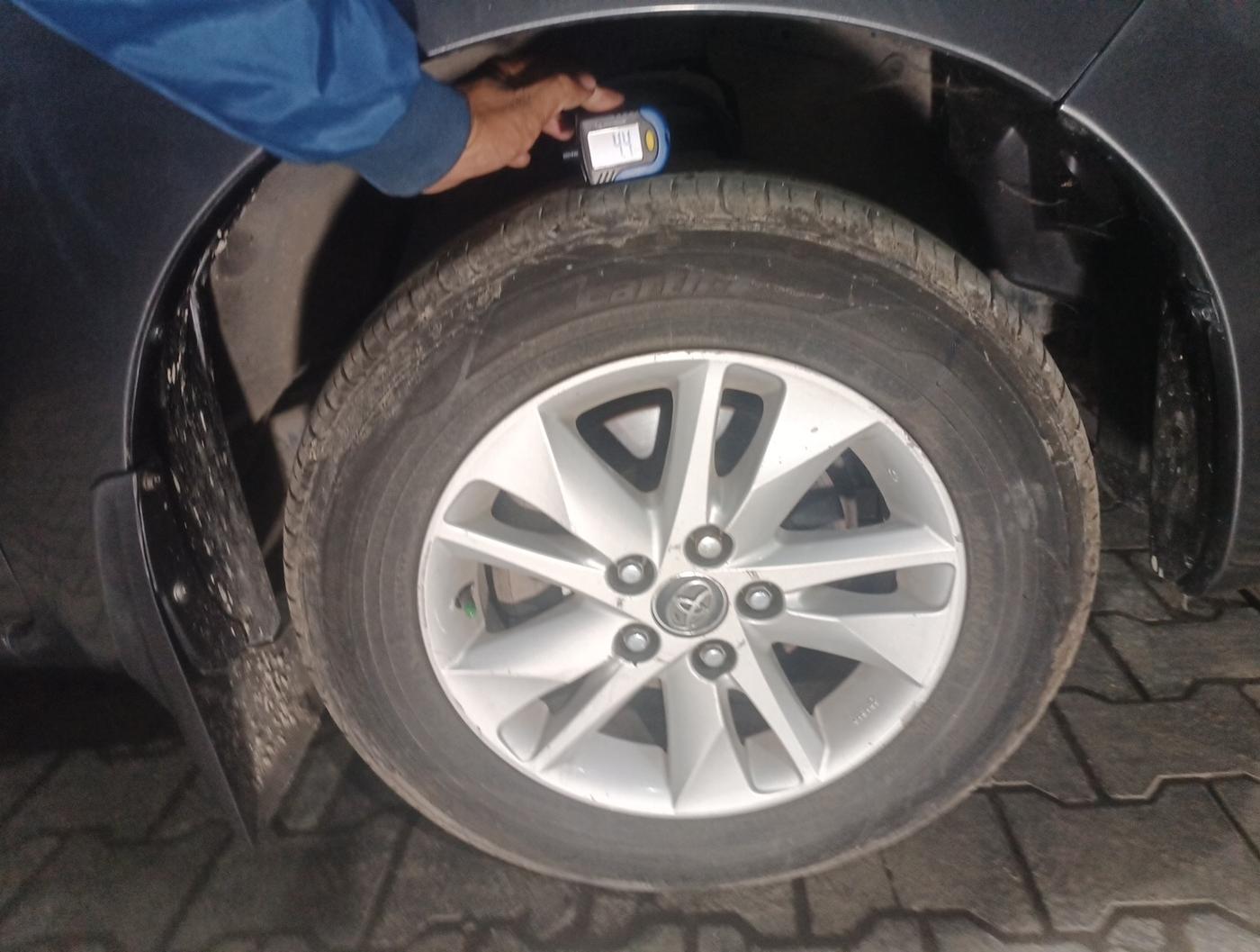 2016 Toyota Innova Crysta 2.4 GX 7 STR, Diesel, Manual, 3,04,202 km, tyre