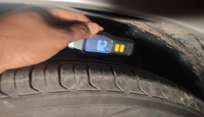 2010 Maruti SX4 ZXI, Petrol, Manual, 1,60,104 km, tyre
