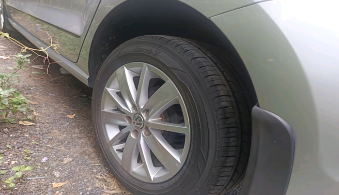 2015 Volkswagen Polo HIGHLINE1.2L, Petrol, Manual, 34,776 km, tyre