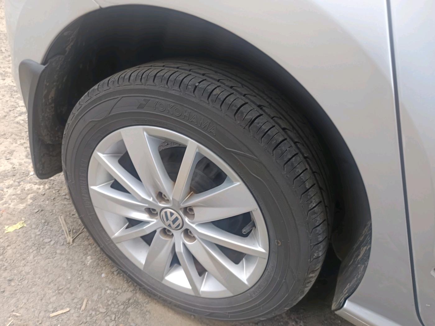 2015 Volkswagen Polo HIGHLINE1.2L, Petrol, Manual, 35,009 km, tyre
