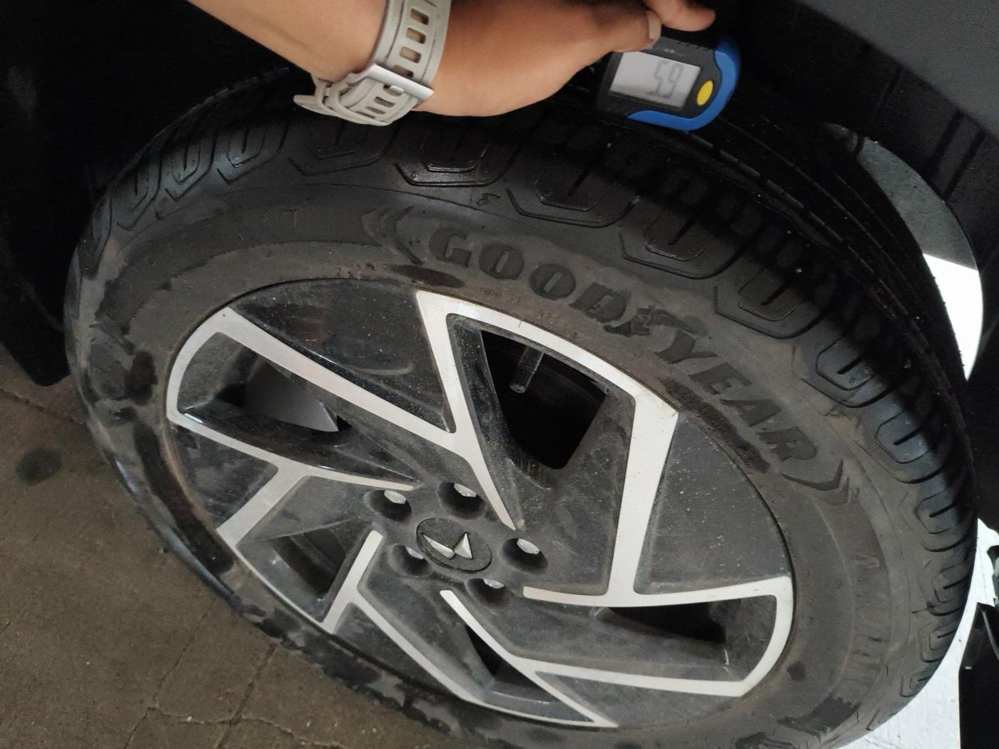 2024 Mahindra XUV 3XO AX7L 1.2 Petrol AT, Petrol, Automatic, 4,500 km, tyre