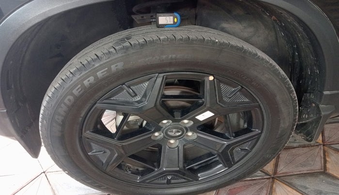 2023 Tata Safari ADVENTURE PLUS DARK EDITION AT, Diesel, Automatic, 15,755 km, tyre