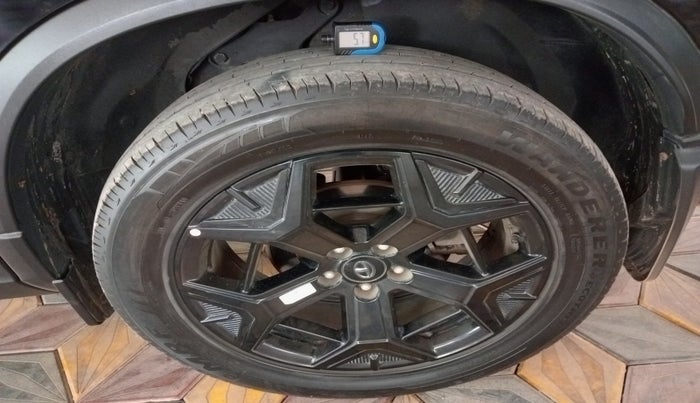 2023 Tata Safari ADVENTURE PLUS DARK EDITION AT, Diesel, Automatic, 15,755 km, tyre