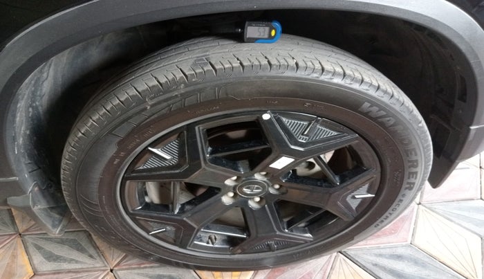 2023 Tata Safari ADVENTURE PLUS DARK EDITION AT, Diesel, Automatic, 15,755 km, tyre