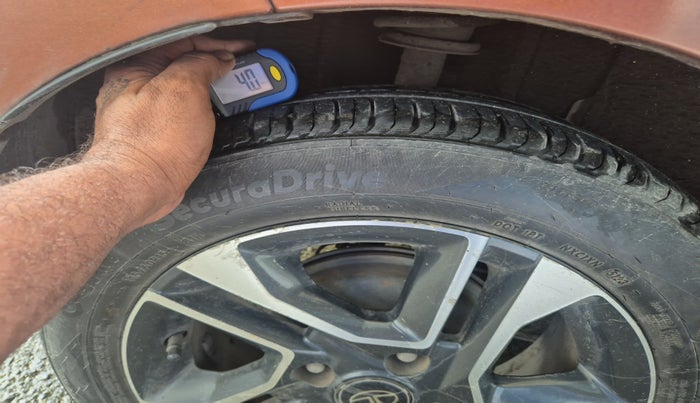 2017 Tata TIGOR XZ PETROL, Petrol, Manual, 4,25,224 km, tyre