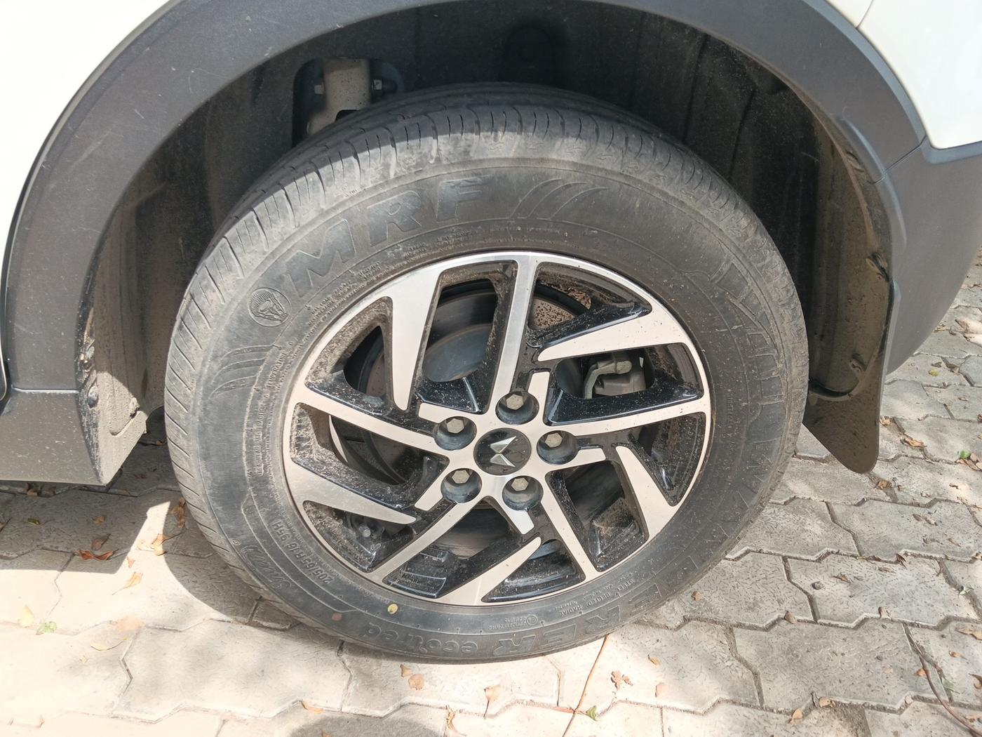 2023 Mahindra XUV300 W8 1.2 PETROL, Petrol, Manual, 18,396 km, tyre