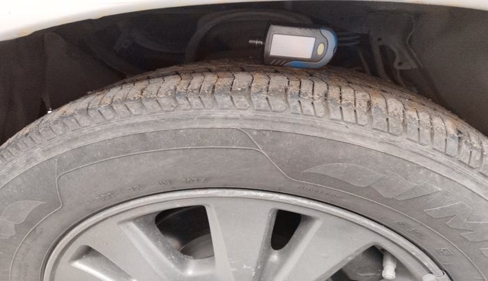 2011 Toyota Innova V 2.5 8 STR, Diesel, Manual, 1,27,516 km, tyre