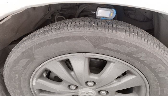 2011 Toyota Innova V 2.5 8 STR, Diesel, Manual, 1,27,516 km, tyre