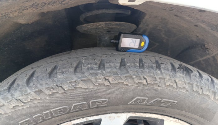 2015 Nissan Terrano XL D PLUS, Diesel, Manual, 2,51,460 km, tyre