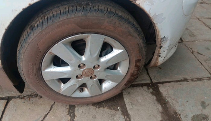 2011 Nissan Micra XV DIESEL, Diesel, Manual, 1,10,975 km, tyre