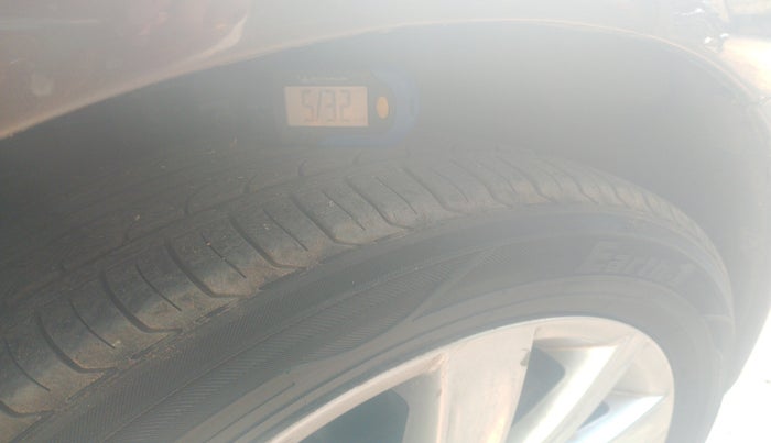 2016 Volkswagen Vento HIGHLINE 1.6 MPI, Petrol, Manual, 50,816 km, tyre