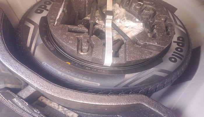 2016 Volkswagen Vento HIGHLINE 1.6 MPI, Petrol, Manual, 50,816 km, tyre