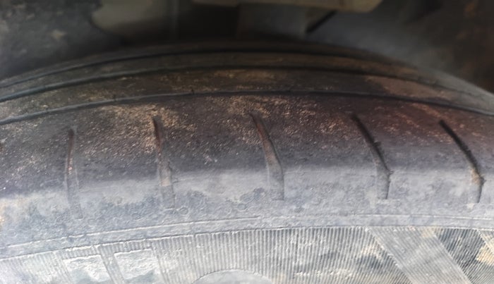 2016 Volkswagen Jetta HIGHLINE TDI, Diesel, Manual, 2,08,743 km, tyre