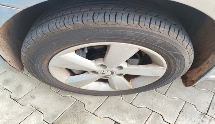 2014 Skoda Rapid 1.5 TDI CR ELEGANCE, Diesel, Manual, 1,31,401 km, tyre