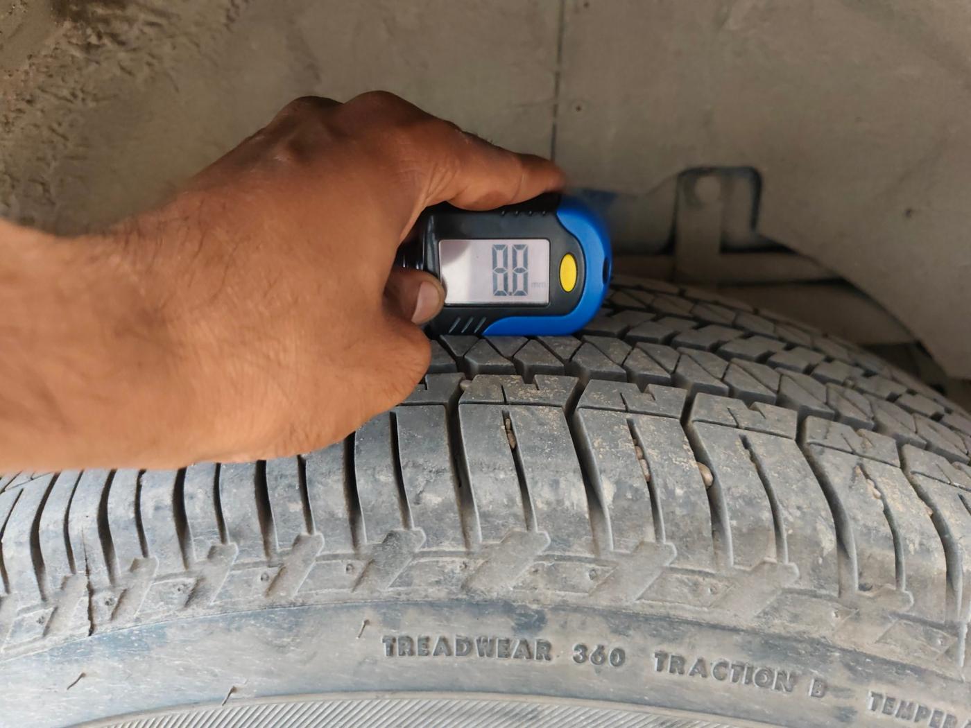 2021 Mahindra XUV500 W7 AT, Diesel, Automatic, 1,02,020 km, tyre