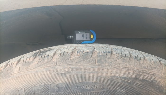 2014 Mahindra Scorpio VLX 2WD, Diesel, Manual, 1,51,978 km, tyre