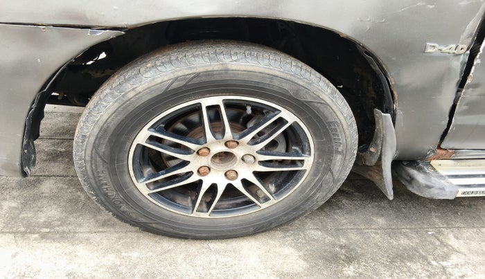 2010 Toyota Innova G1 2.5, Diesel, Manual, 3,50,886 km, tyre