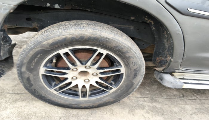 2010 Toyota Innova G1 2.5, Diesel, Manual, 3,50,886 km, tyre