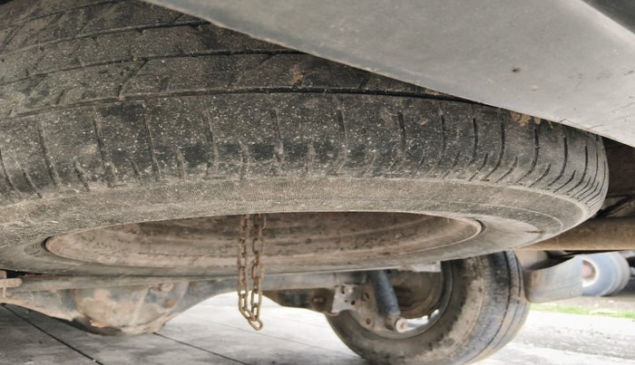 2010 Toyota Innova G1 2.5, Diesel, Manual, 3,50,886 km, tyre