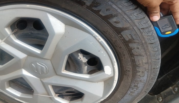 2022 Maruti Vitara Brezza LXI, Petrol, Manual, 27,755 km, tyre