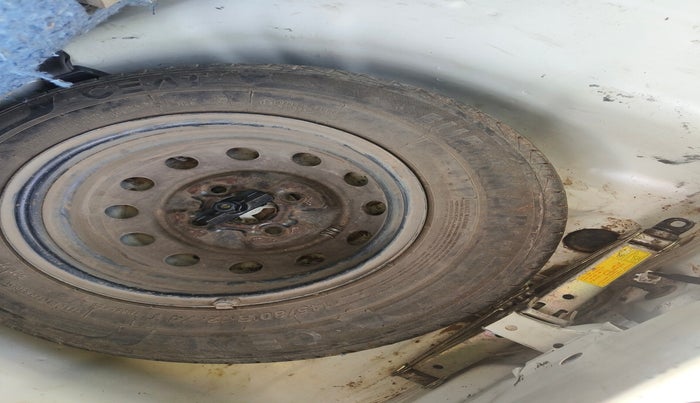 2014 Hyundai Eon ERA +, Petrol, Manual, 87,240 km, tyre