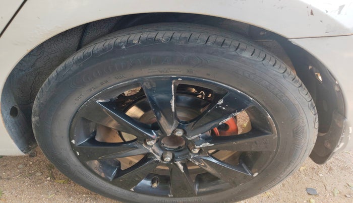 2011 Hyundai Verna FLUIDIC 1.6 CRDI SX, Diesel, Manual, 1,55,726 km, tyre