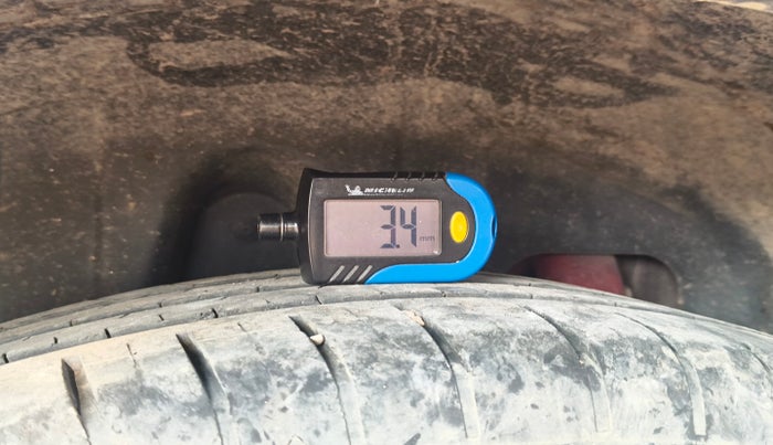 2020 Mahindra XUV300 W6 1.2 PETROL, Petrol, Manual, 33,792 km, tyre