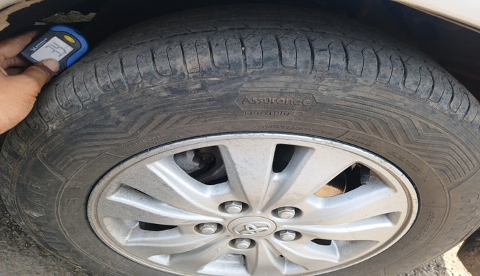 2010 Toyota Innova V 2.5 7 STR, Diesel, Manual, 1,86,100 km, tyre