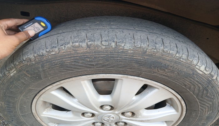 2010 Toyota Innova V 2.5 7 STR, Diesel, Manual, 1,86,100 km, tyre