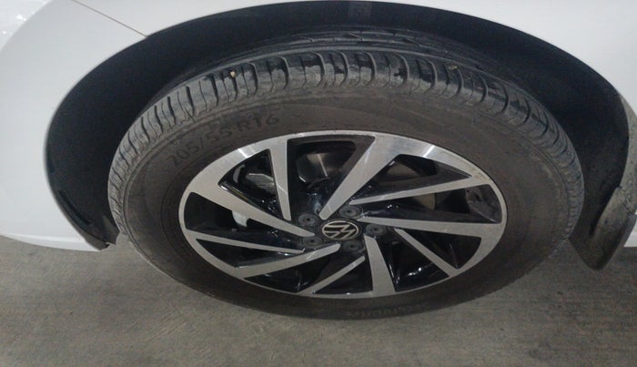 2025 Volkswagen VIRTUS TOPLINE TSI 1.0 AT, Petrol, Automatic, 1,410 km, tyre
