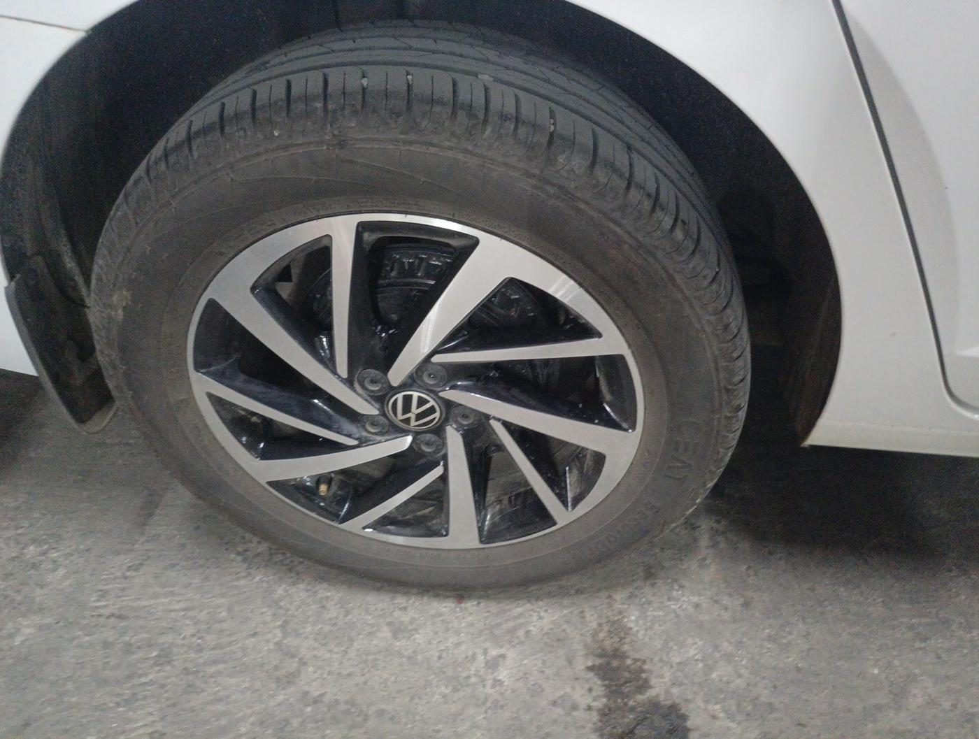 2025 Volkswagen VIRTUS TOPLINE TSI 1.0 AT, Petrol, Automatic, 1,410 km, tyre