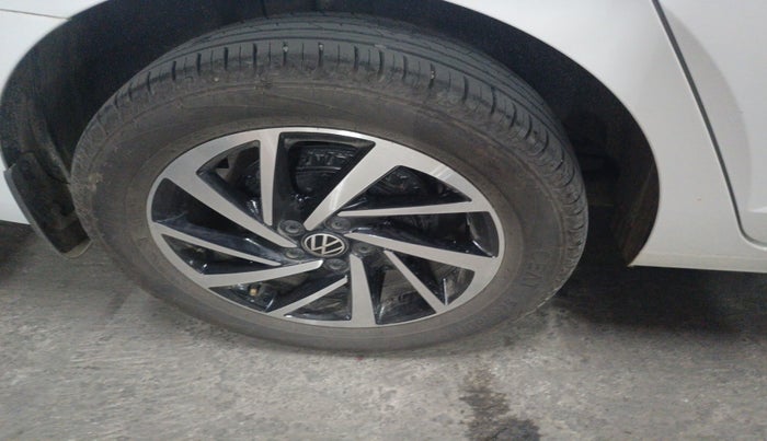 2025 Volkswagen VIRTUS TOPLINE TSI 1.0 AT, Petrol, Automatic, 1,410 km, tyre