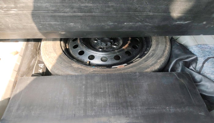 2011 Toyota Etios V, Petrol, Manual, 83,869 km, tyre