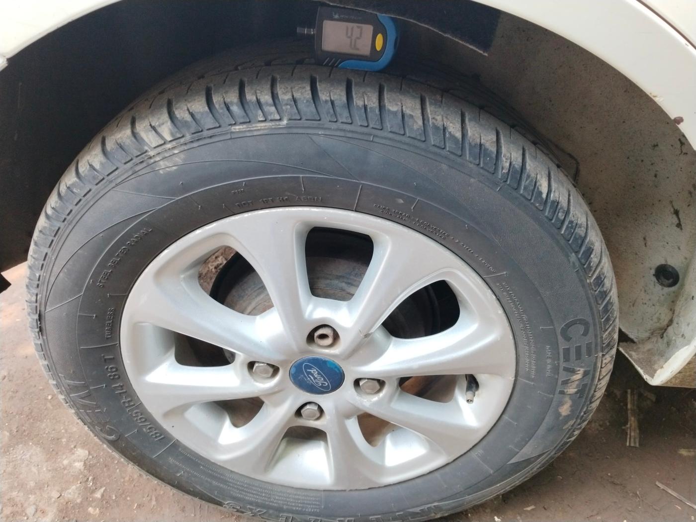 2012 Ford Figo TITANIUM 1.4 DIESEL, Diesel, Manual, 1,32,683 km, tyre