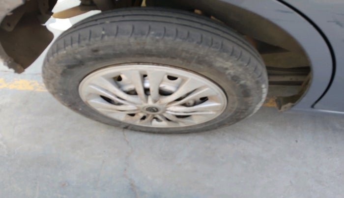 2013 Maruti Wagon R 1.0 LXI CNG, Petrol, Manual, 1,88,423 km, tyre