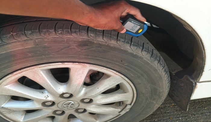 2014 Toyota Innova 2.5 VX 8 STR, Diesel, Manual, 2,42,007 km, tyre