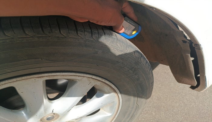 2014 Toyota Innova 2.5 VX 8 STR, Diesel, Manual, 2,42,007 km, tyre