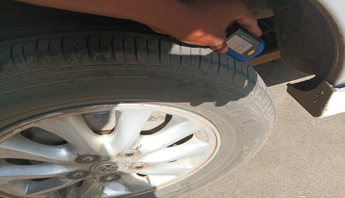 2014 Toyota Innova 2.5 VX 8 STR, Diesel, Manual, 2,42,007 km, tyre