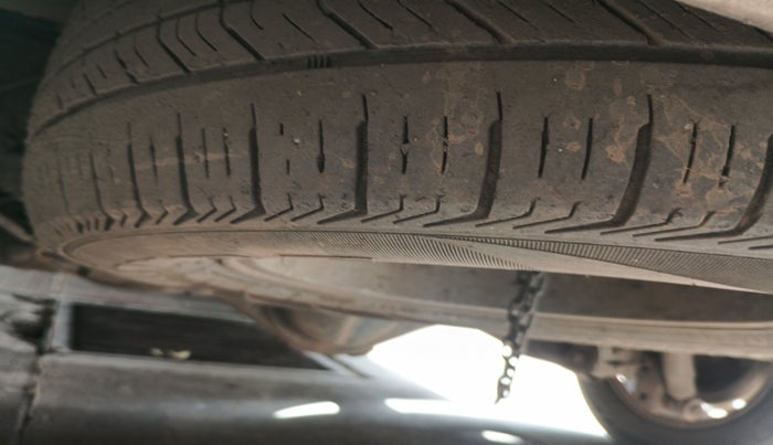 2014 Toyota Innova 2.5 VX 8 STR, Diesel, Manual, 2,42,007 km, tyre