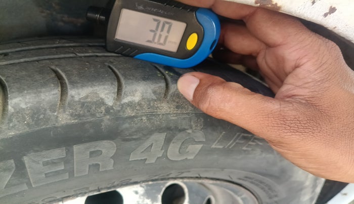 2012 Hyundai Eon D-LITE, Petrol, Manual, 3,02,539 km, tyre