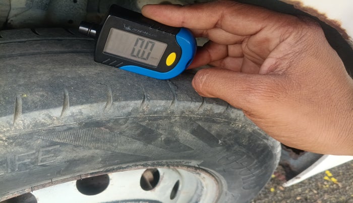 2012 Hyundai Eon D-LITE, Petrol, Manual, 3,02,539 km, tyre