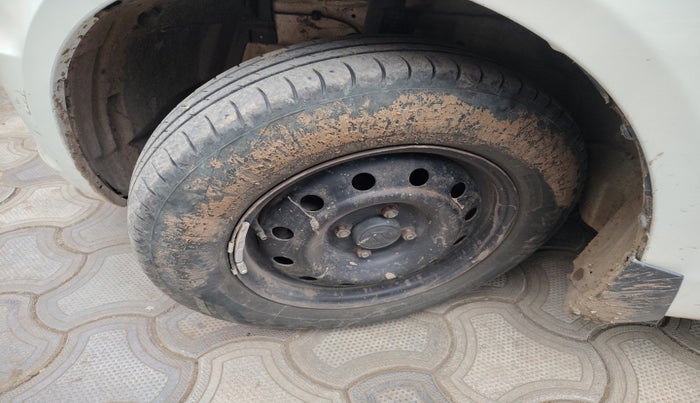 2015 Maruti Swift VDI, Diesel, Manual, 2,71,939 km, tyre