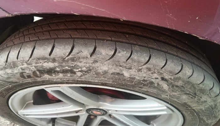 2013 Maruti Ertiga ZXI, Petrol, Manual, 1,39,090 km, tyre
