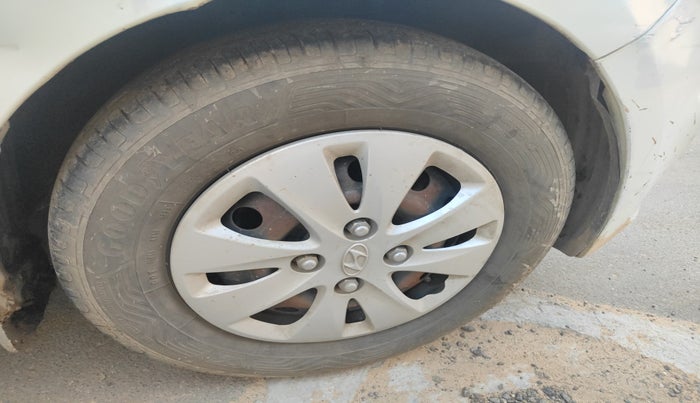 2012 Hyundai i10 MAGNA 1.1, Petrol, Manual, 1,05,999 km, tyre