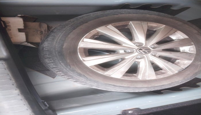 2023 Volkswagen VIRTUS HIGHLINE TSI 1.0 MT, Petrol, Manual, 71,978 km, tyre