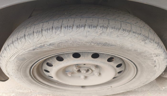 2015 Mahindra XUV500 W6, Diesel, Manual, 1,44,850 km, tyre